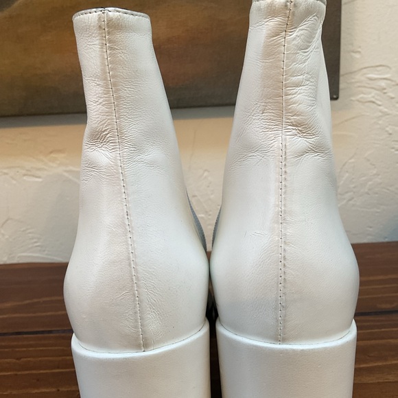 McQ WHITE BOOTIES by ALEXANDER McQUEEN - Picture 6 of 13